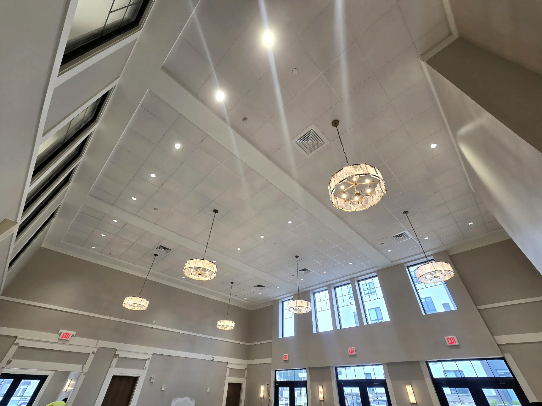 Great Room Pendant & Recessed Layout — Coordinated drum pendant and recessed can layout across a full great room ceiling.