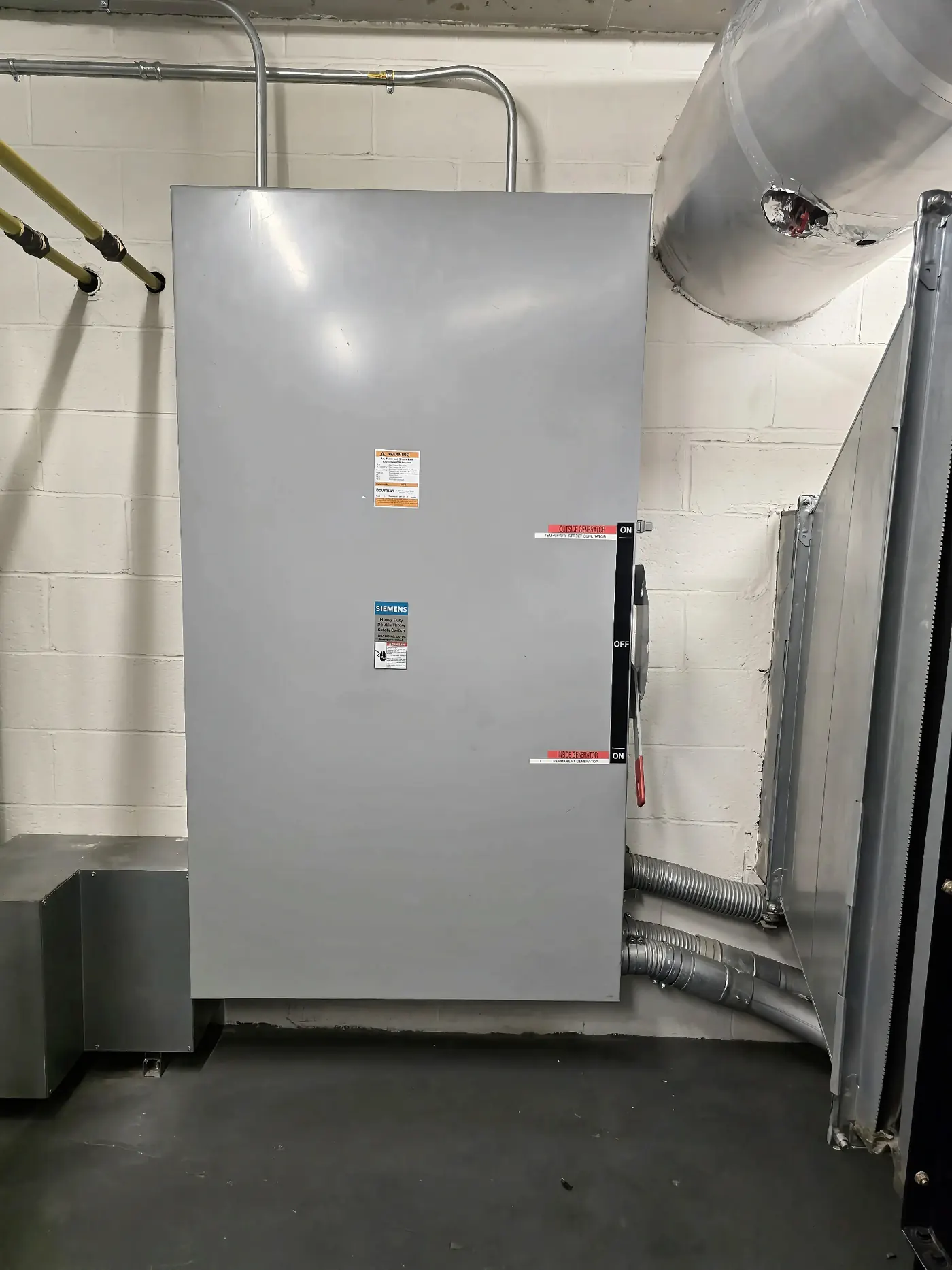 Siemens Heavy-Duty Double-Throw Switch — Manual transfer switch for generator backup — heavy-duty fused, NEMA-rated, code-compliant install.
